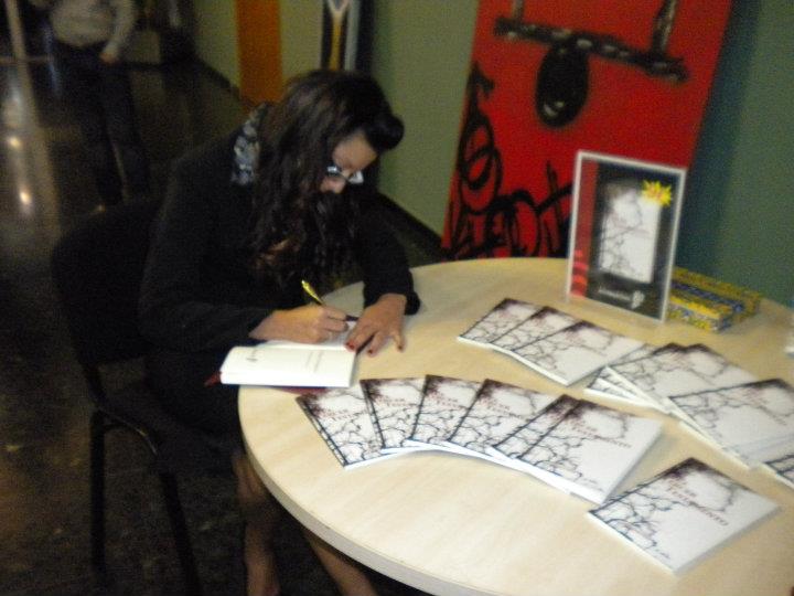 beatriz_gomez_firmando.jpg